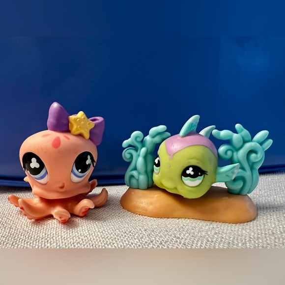 Littlest Pet Shop LPS #513 Pink Octopus #514 Green Fish with seaweed accessory - Picture 1 of 9